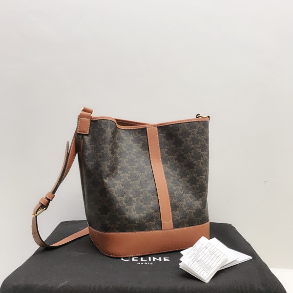 Ce**e medium bucket in triomphe canvas