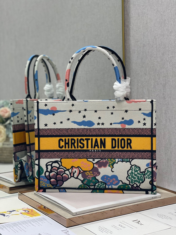 medium D*or book tote