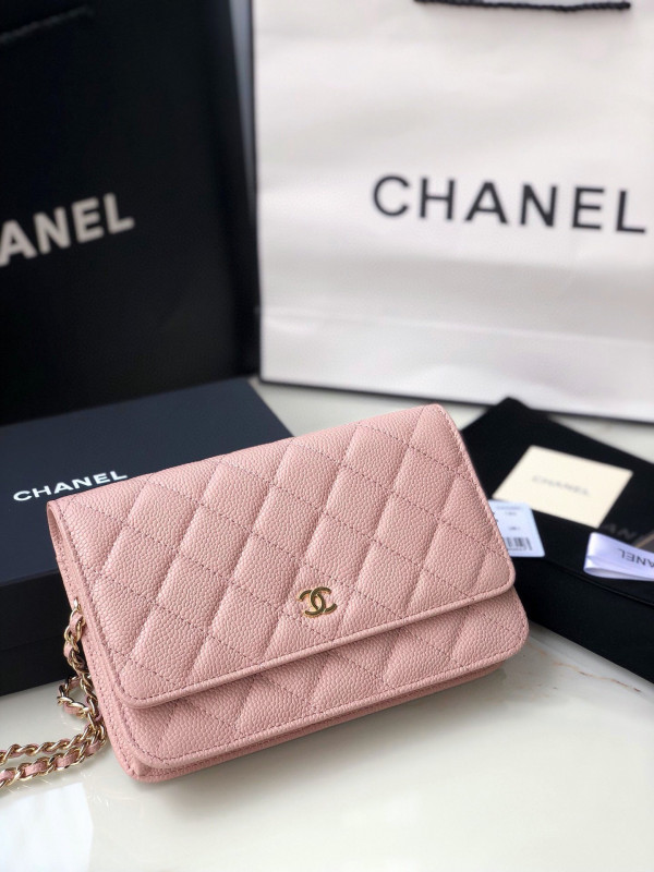 CL CHAIN WALLET CAVIAR WITH GOLD HARDWARE