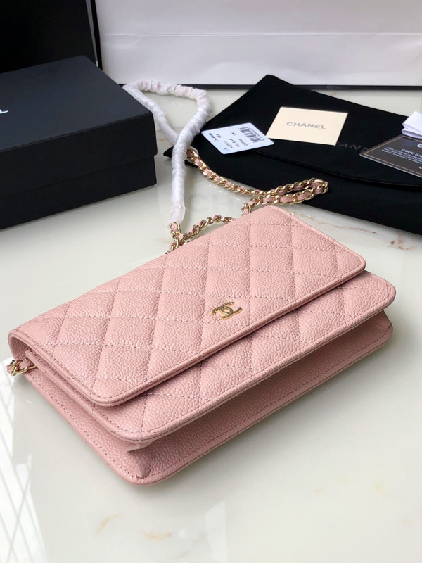 CL CHAIN WALLET CAVIAR WITH GOLD HARDWARE
