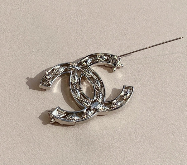 CL BROOCH