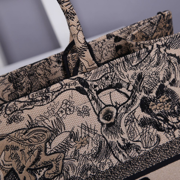 large D*or book tote