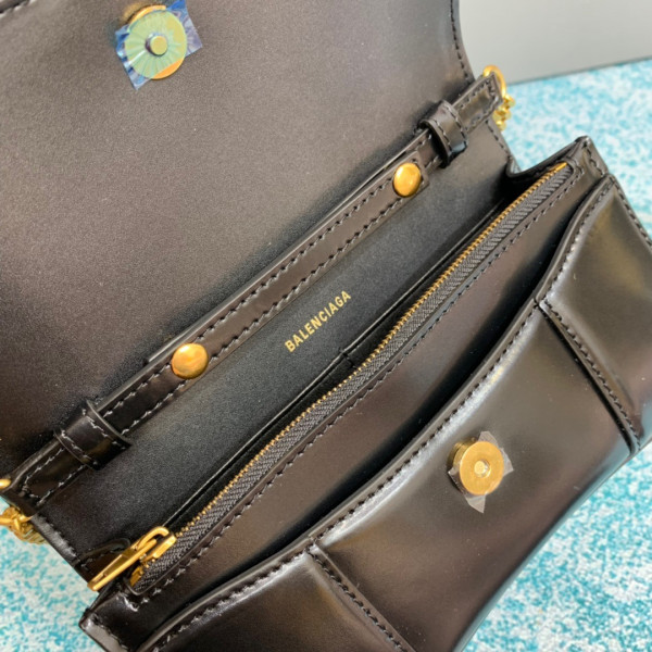 Ba*len*cia*ga hourglass wallet on chain