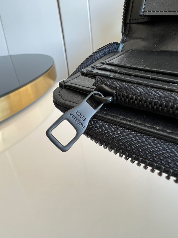 l**is V*t*n zippy wallet