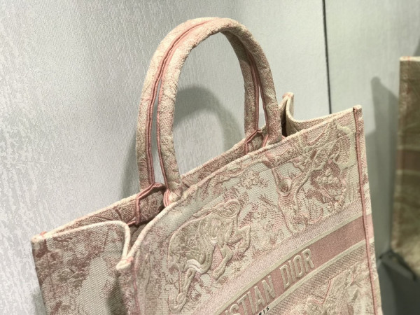 large D*or book tote