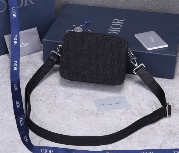 D*or pouch with shoulder strap