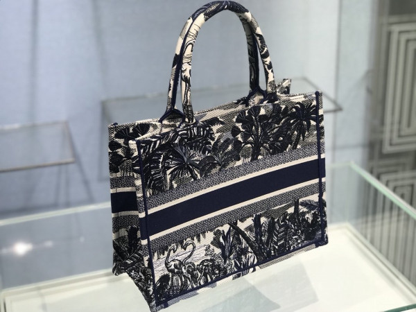 medium D*or book tote