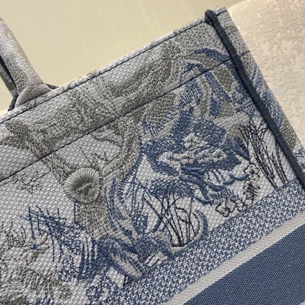 large D*or book tote