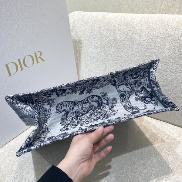 large D*or book tote