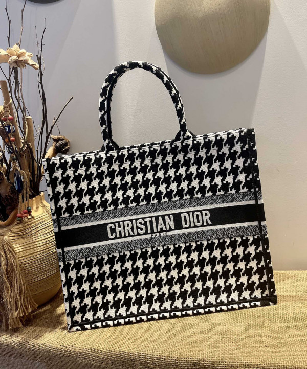 large D*or book tote