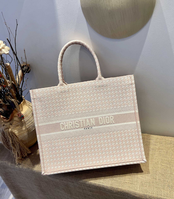 large D*or book tote