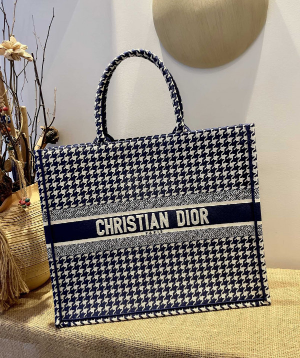 large D*or book tote