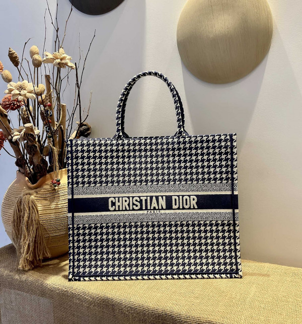 large D*or book tote