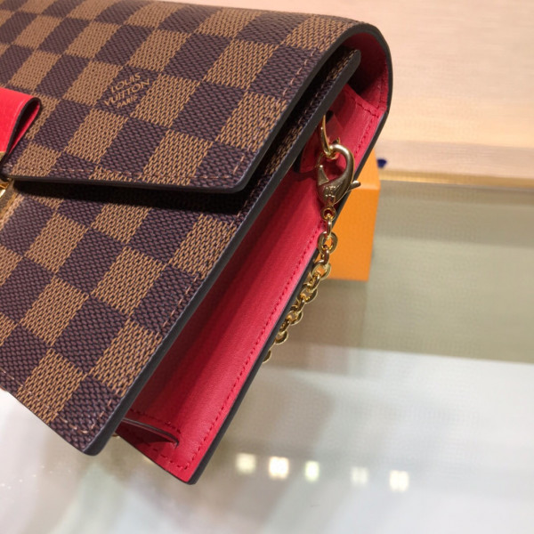 l**is V*t*n croisette chain wallet