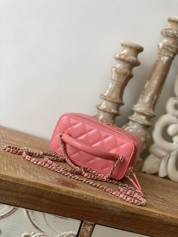 CL VANITY WITH CHAIN