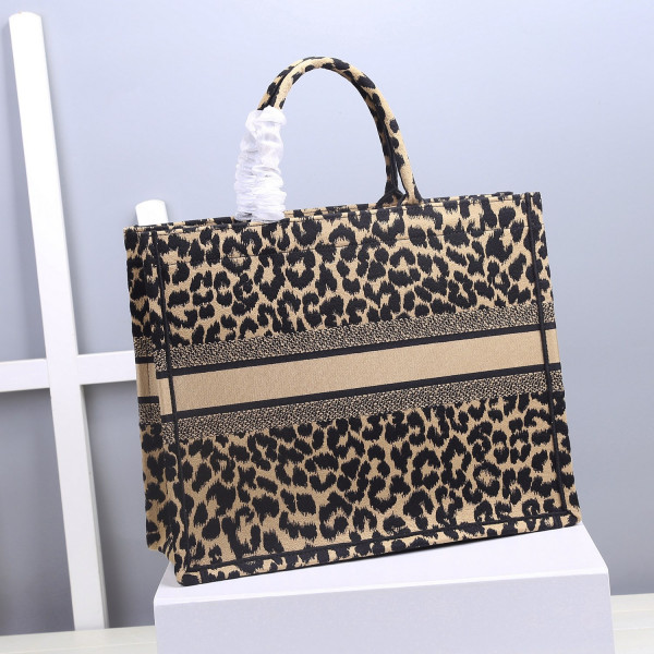 large D*or book tote