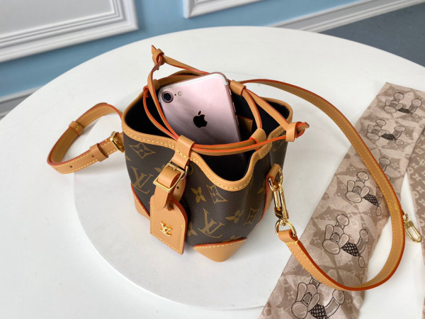 l**is V*t*n noÉ purse