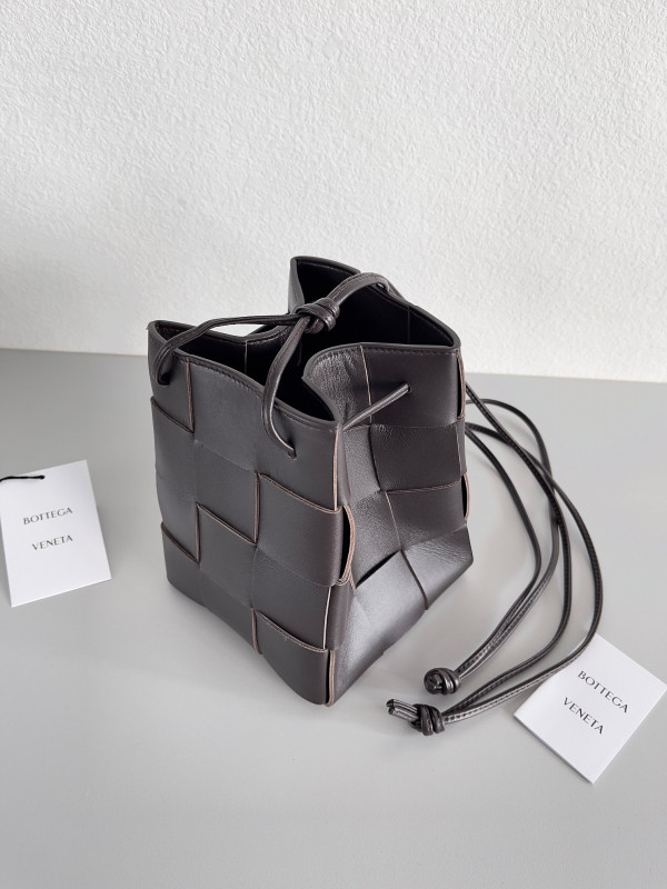 Bo*te*ga ve*ne*ta cassette bucket bag