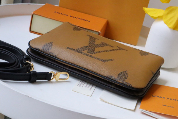 l**is V*t*n double zip pochette