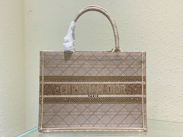 medium D*or book tote