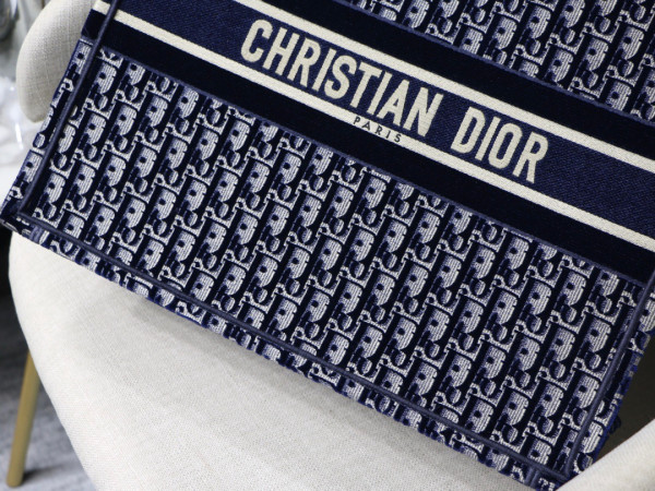 large D*or book tote