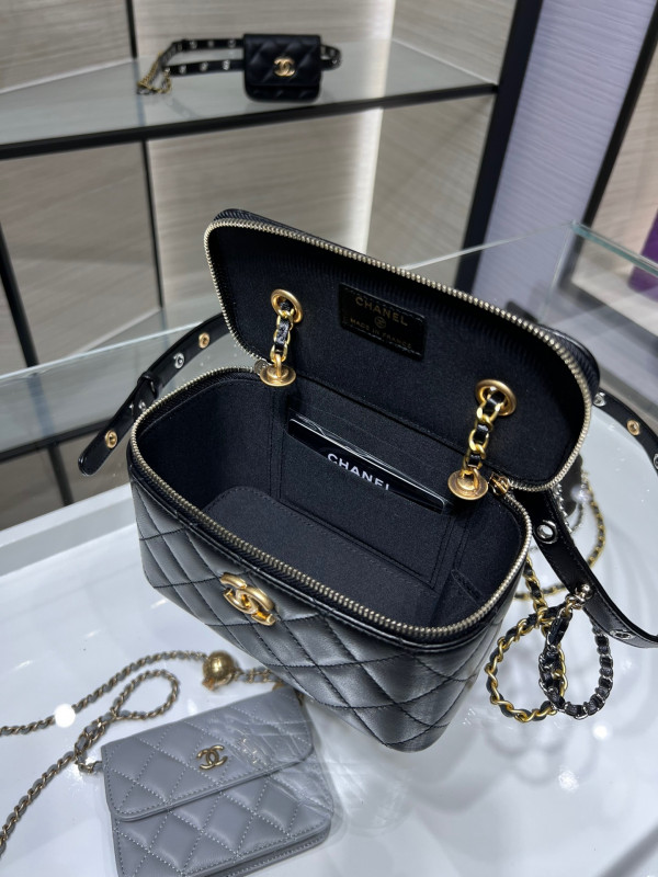 CL VANITY WITH CHAIN
