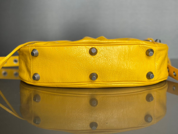 Ba*len*cia*ga women''s le cagole small shoulder bag