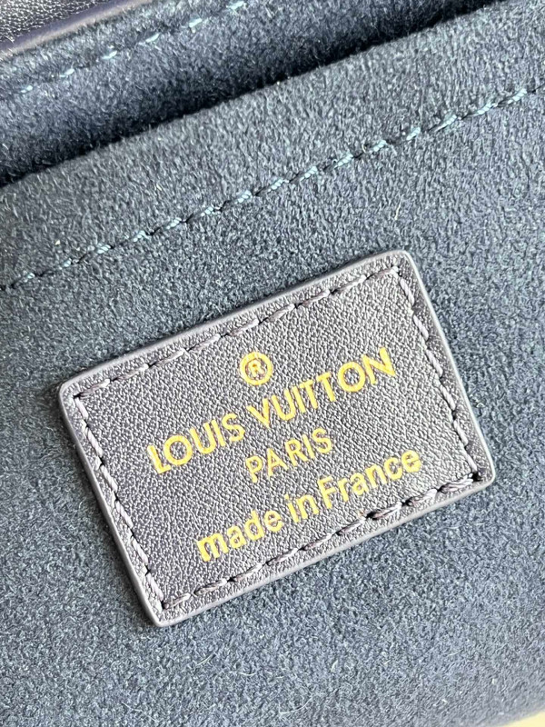 l**is V*t*n new wave chain bag