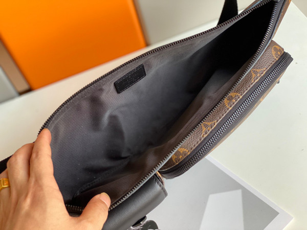 l**is V*t*n christopher bumbag