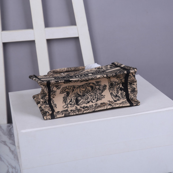 small D*or book tote