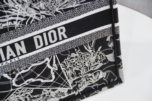 large D*or book tote