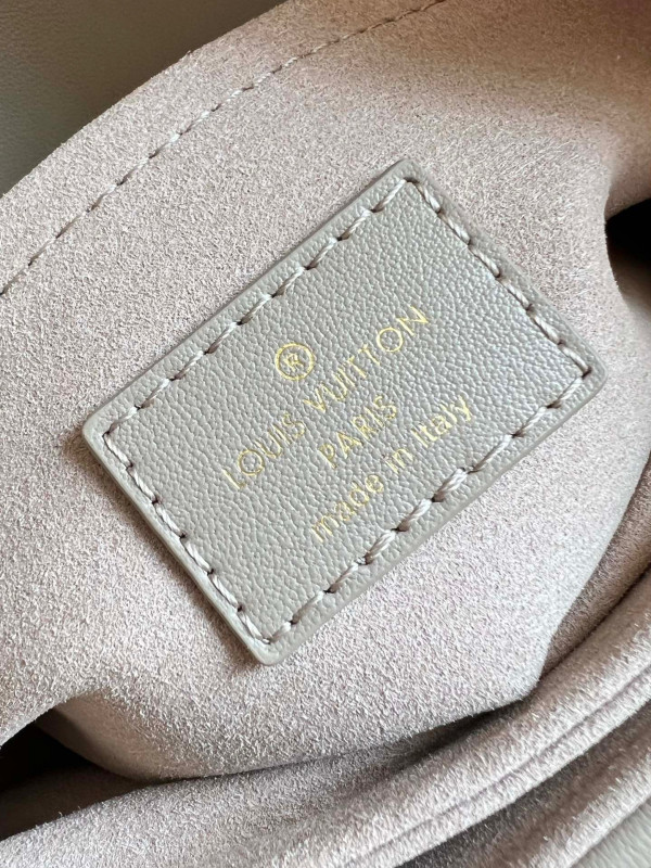 l**is V*t*n new wave chain bag pm