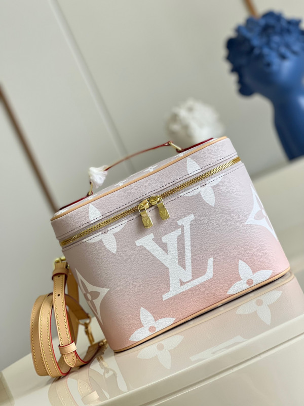 l**is V*t*n toiletry bag