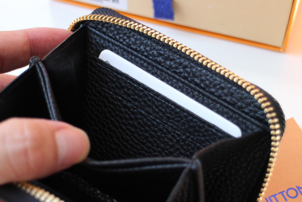 l**is V*t*n zippy coin purse