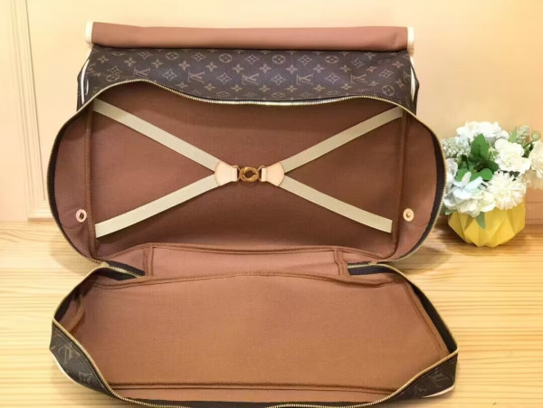 l**is V*t*n hunting bag