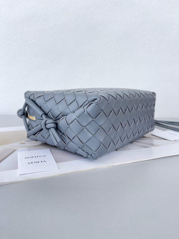 Bo*te*ga ve*ne*ta small loop camera bag