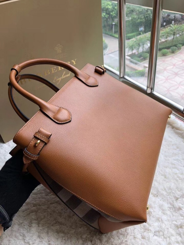 B**rry the medium banner in leather and house check