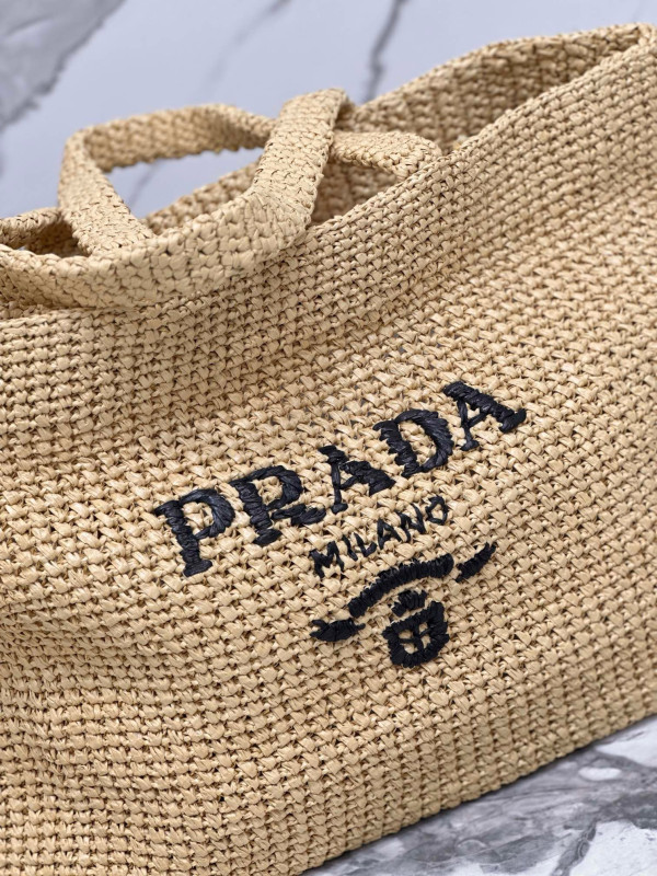 Pra*a crochet tote bag
