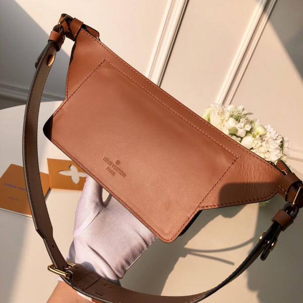 l**is V*t*n belt bag（2019 spring show）