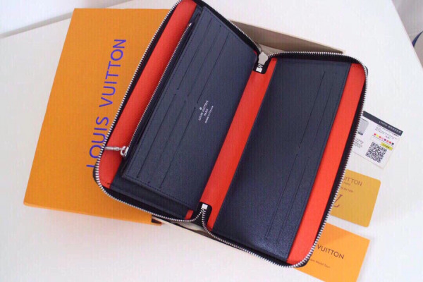 l**is V*t*n zippy wallet