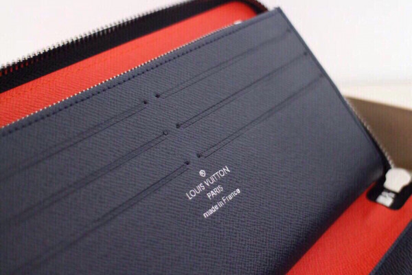 l**is V*t*n zippy wallet