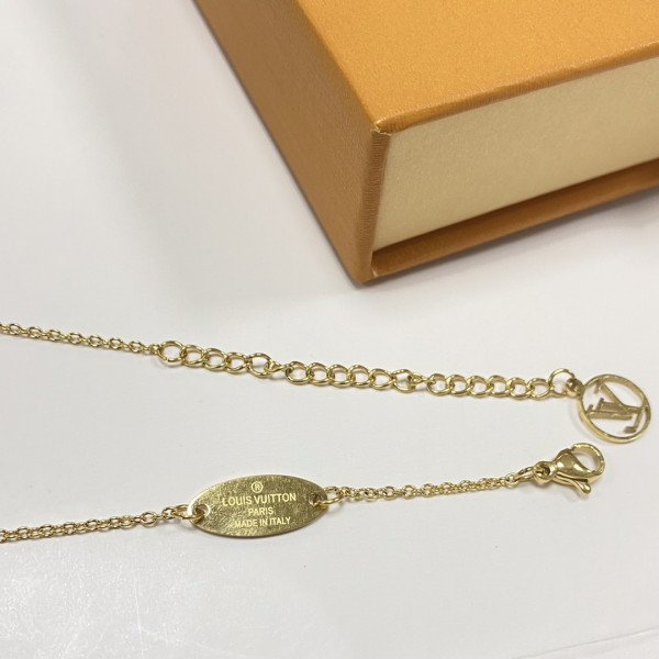 l**is V*t*n necklace