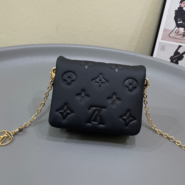 l**is V*t*n beltbag coussin