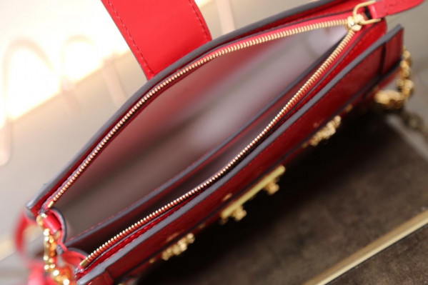l**is V*t*n trunk clutch