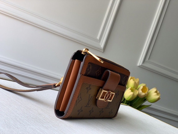 l**is V*t*n dauphine wallet