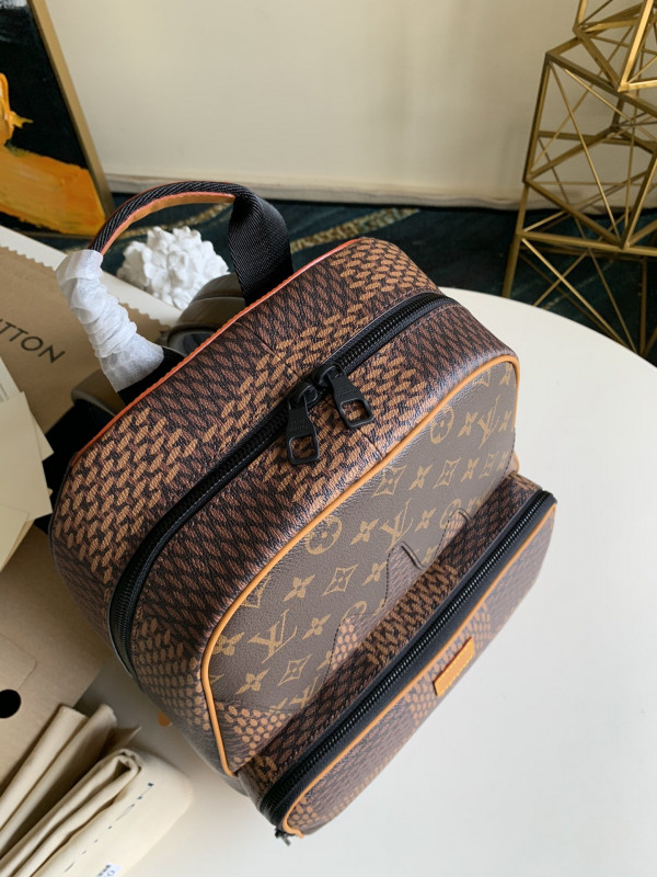 l**is V*t*n backpack