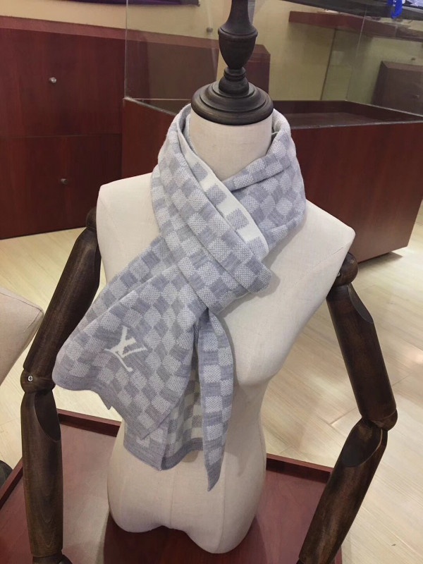 l**is V*t*n scarf