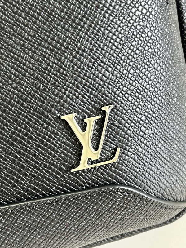 l**is V*t*n avenue sling bag