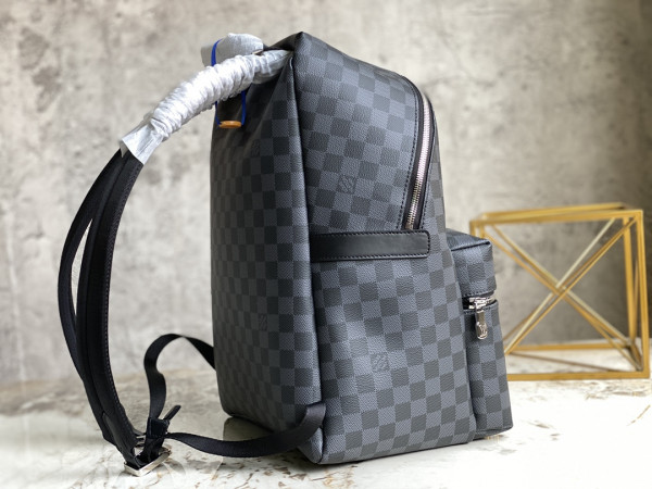 l**is V*t*n discovery backpack