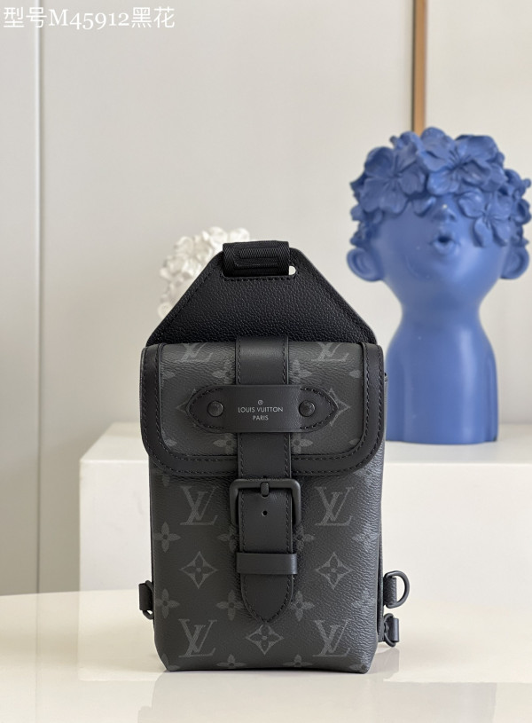 l**is V*t*n saumur slingbag